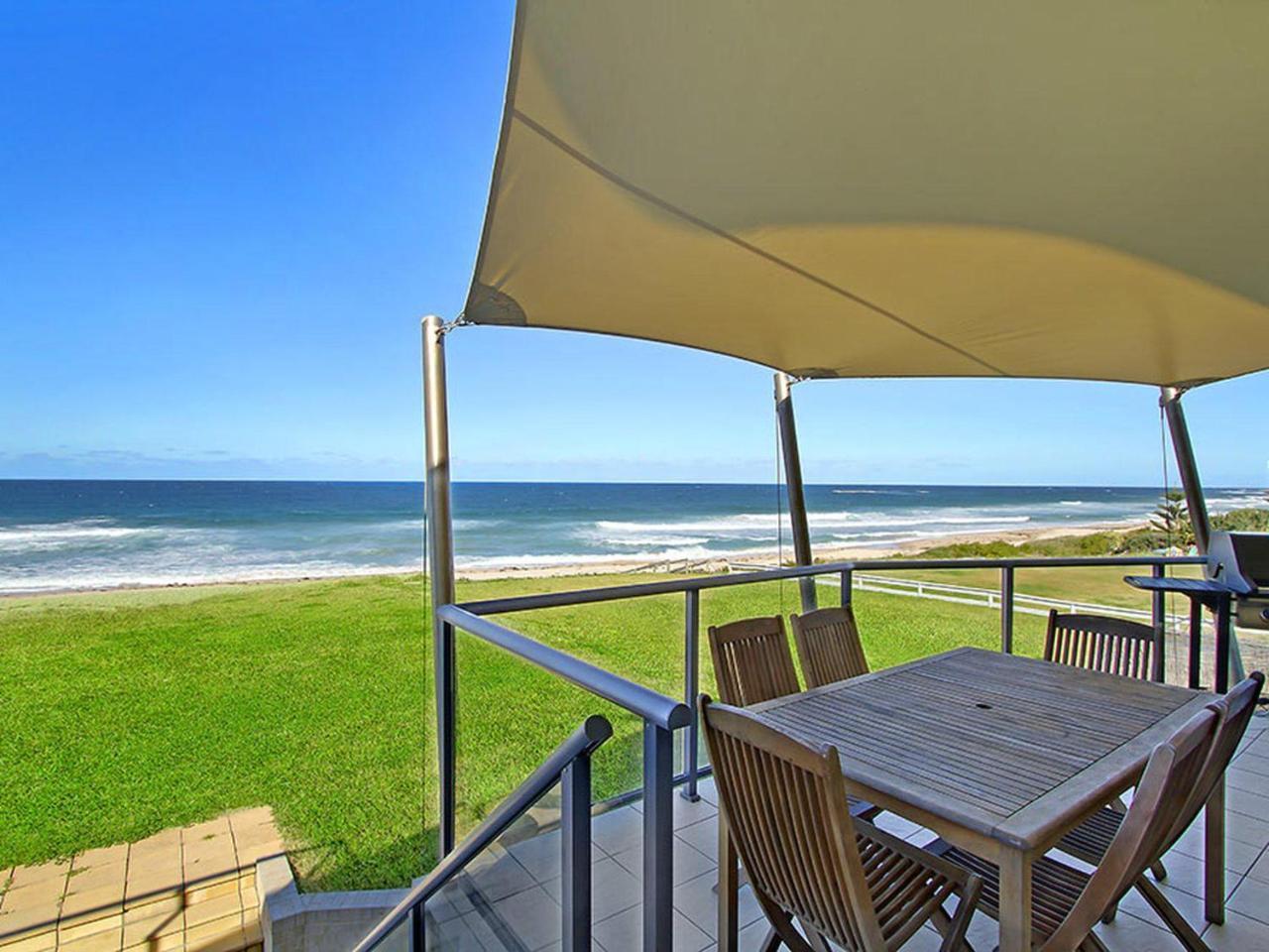 Beach Front Luxury Entrance Exterior foto